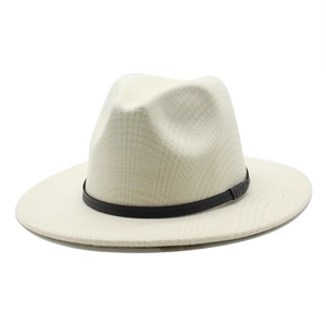Detailansicht der cremefarbenen Fedora mit schwarzem Lederband und gewebtem Muster