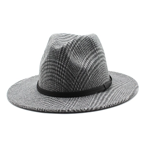 Klassischer britischer Wollfilzhut mit breiter Krempe und schwarz-weißer Tweed-Textur