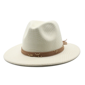 Dettaglio cappello fedora a tesa larga con trama intrecciata e fascia marrone con perle