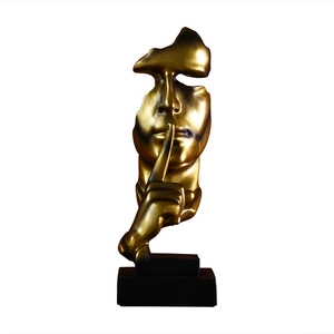 Sculpture créative en résine dorée Le silence est d'or avec finition mate et socle noir