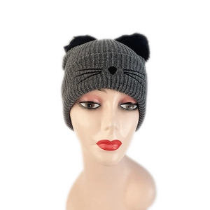 Graue Strickmütze mit schwarzen Plüsch-Katzenohren und Katzenstickerei auf dem Kopfmodell