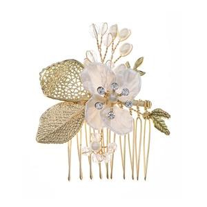 Peigne à cheveux fleur dorée avec pétales en résine et perles pour coiffure mariée