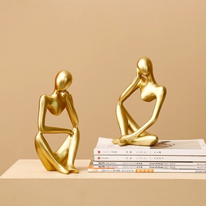 Estatuas de pensador abstracto de resina dorada nórdica en estilo de arte minimalista