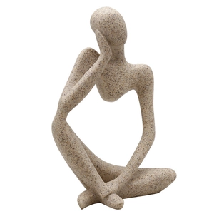 Escultura abstracta de pensador en piedra arenisca con diseño minimalista moderno