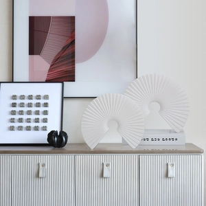 Moderne minimalistische witte waaiervormige keramische kunst voor interieurdecoratie