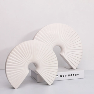 Moderne witte keramische waaiervormige ornamenten met radiale textuur voor een stijlvol interieur