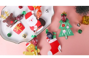 Vue à plat de cartes sucettes de Noël en papier coloré avec motifs Père Noël et renne