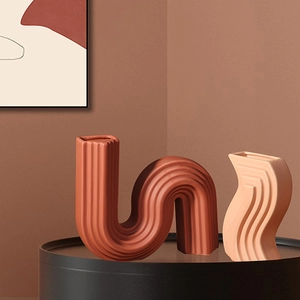 Ensemble de vases en céramique géométriques modernes aux finitions mates terre cuite et rose