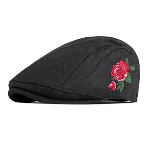 Béret noir en laine pour femme avec broderie détaillée de rose rouge sur le côté