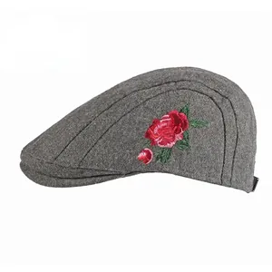 Béret gris foncé en mélange de laine avec broderie rose rouge style britannique