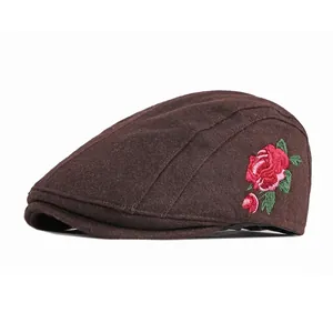 Casquette gavroche en laine marron pour femme avec broderie de rose rouge et toit plat