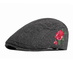 Béret vintage en laine gris foncé avec broderie rose rouge et design classique