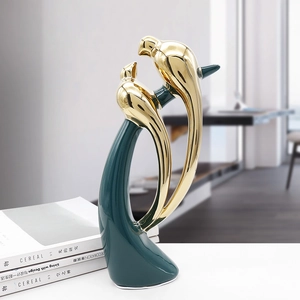 Statues d'oiseaux nordiques modernes vert paon et or sur livres pour décoration de salon