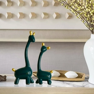 Moderne nordische Morandi Giraffenstatuen aus Keramik mit Goldakzenten für Heimdeko