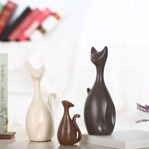 Drie Scandinavische keramieken kattenbeelden voor een moderne interieurdecoratie
