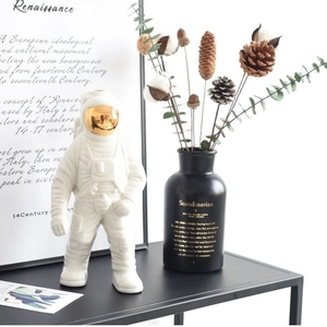 Florero moderno de astronauta en cerámica blanca con visera dorada para decorar el hogar