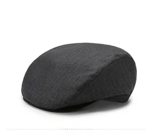 Détail du tissu texturé gris foncé et des coutures fines de la casquette plate homme