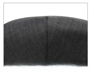 Détail de la couture en croix sur le dessus d'une casquette plate gris foncé chiné