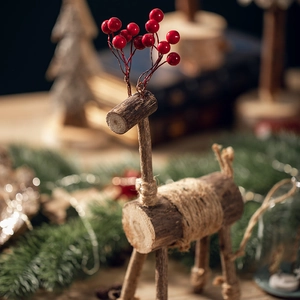 Figurine de renne en bois fait main avec corde de chanvre et baies pour décor de Noël