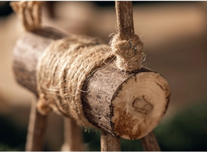 Vue macro détaillée de la texture du bois et de la corde de chanvre sur l'élan décoratif