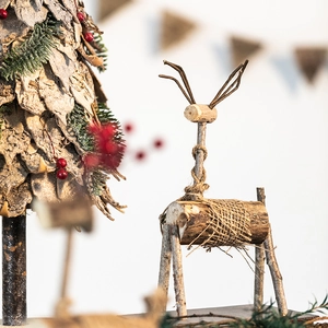 Décoration de Noël artisanale en bois avec renne, sapin et baies rouges pour table