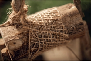 Gros plan sur le grain du bois naturel et la texture de la corde de jute sur le renne