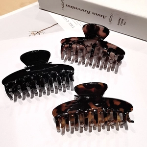 Large leopard print hair claws in black and tortoiseshell finishes for women's hair styling