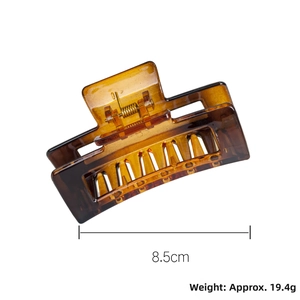 Detail showing an 8.5cm amber hair claw clip with its 19.4g weight specification