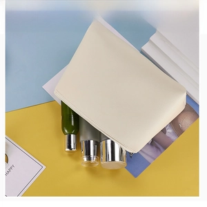 Detalle del neceser de cuero PU beige con cremallera y espacio de almacenamiento interno