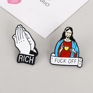 Détails de broches en émail représentant Jésus et des mains en prière de style grec