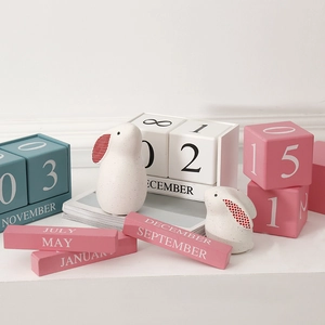 Calendrier perpétuel nordique en bois Morandi avec figurines de lapins en céramique