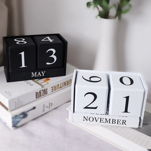 Calendrier perpétuel en bois de style nordique minimaliste en noir et blanc