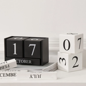 Calendrier perpétuel nordique minimaliste en bois noir et blanc pour décoration de bureau