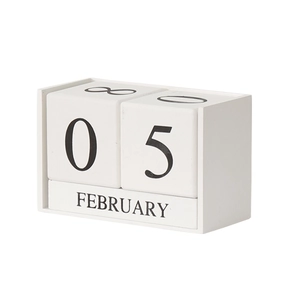 Calendrier perpétuel nordique en bois blanc affichant la date du 05 février