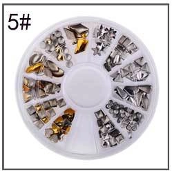 Vue détaillée d'une boîte à 12 compartiments avec décors d'ongles en métal doré et argent