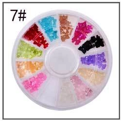Gros plan de 12 compartiments de paillettes d'ongles en forme d'étoiles colorées