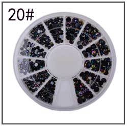 Détail macro de strass nail art noirs et holographiques dans une boîte à 12 compartiments