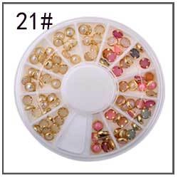 Vue détaillée du carrousel de 12 compartiments avec perles nacrées pour décoration d'ongles