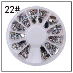 Détail de strass à ongles irisés en forme de marquise dans un boîtier à 12 compartiments
