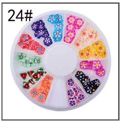 Vue détaillée de fleurs 3D pour ongles dans un contenant rotatif transparent à 12 cases