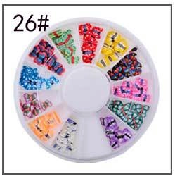 Vue de dessus d'un carrousel à 12 fentes avec des breloques cœur pour le nail art