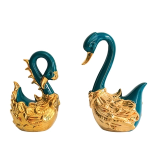 Elegante set van smaragdgroene en gouden zwaan keramische beelden voor decor