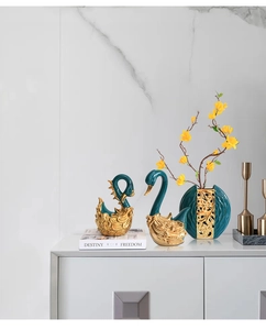 Detail van luxe zwaan ornamenten en goud reliëf vaas voor modern interieur decor