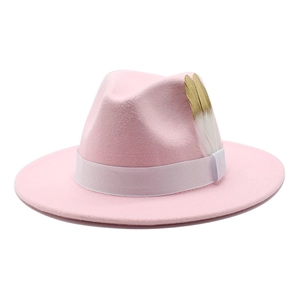 Chapeau fedora en feutre rose avec ruban gros-grain blanc et détail de plume