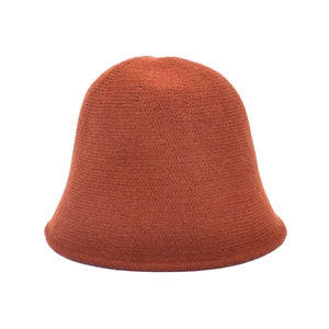 Détail rapproché du chapeau cloche en tricot rouge rouille et texture laine de qualité