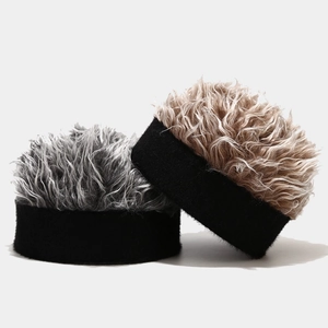 Détail des chapeaux de perruque camouflage en cheveux synthétiques gris et brun clair
