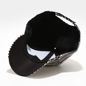 Vista interna del cappellino leopardato con pannello frontale rinforzato e cuciture fini