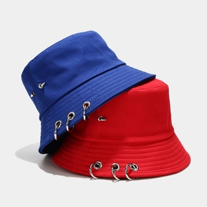 Détails du chapeau bob punk avec anneaux et clous en métal en bleu et rouge