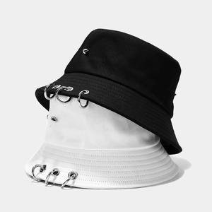 Bob de style streetwear en coton avec anneaux argentés et clous en noir et blanc
