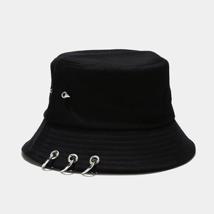 Détails des anneaux métalliques et rivets punk sur le chapeau bob en coton noir